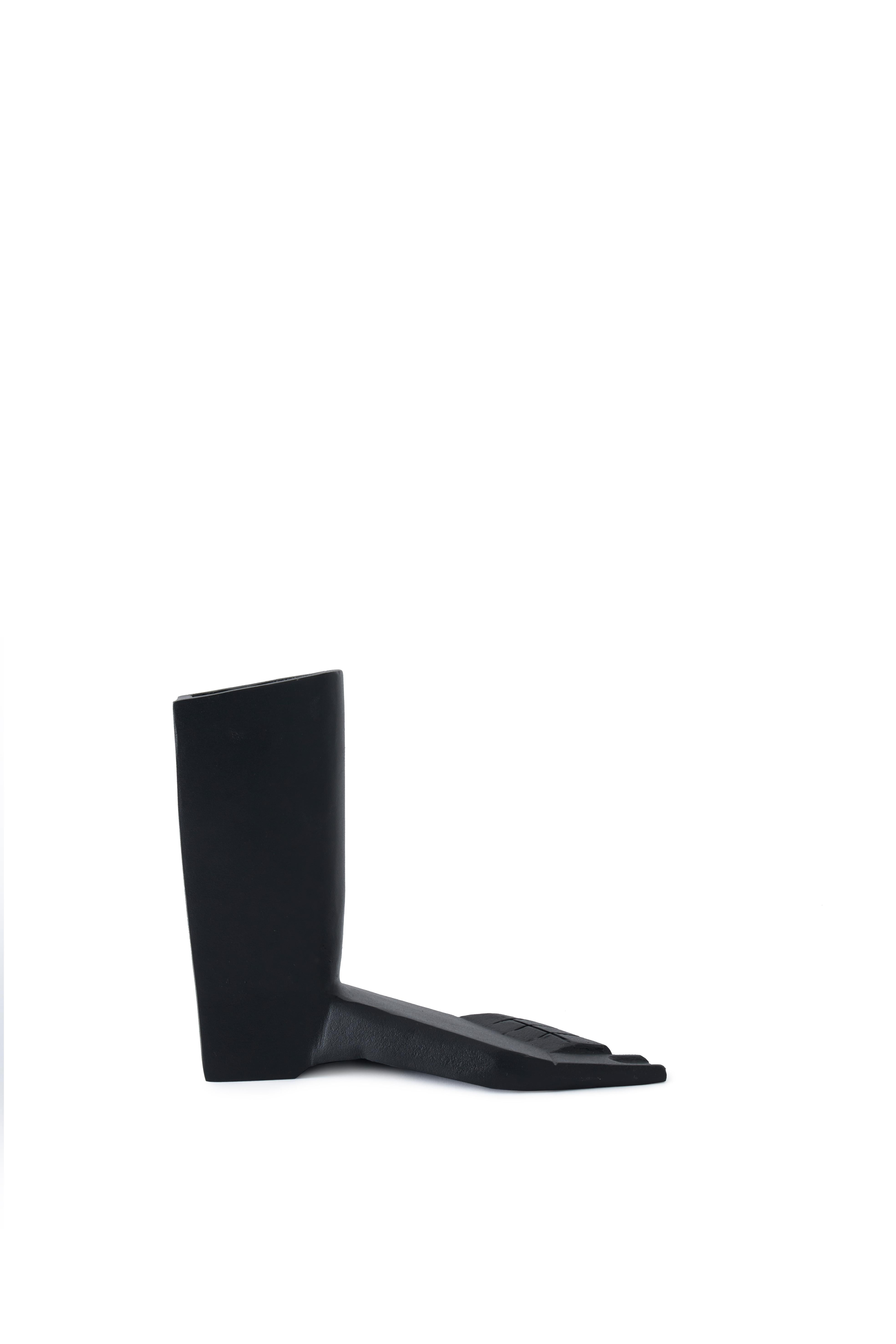 Dekorácia CAST FOOT čierna