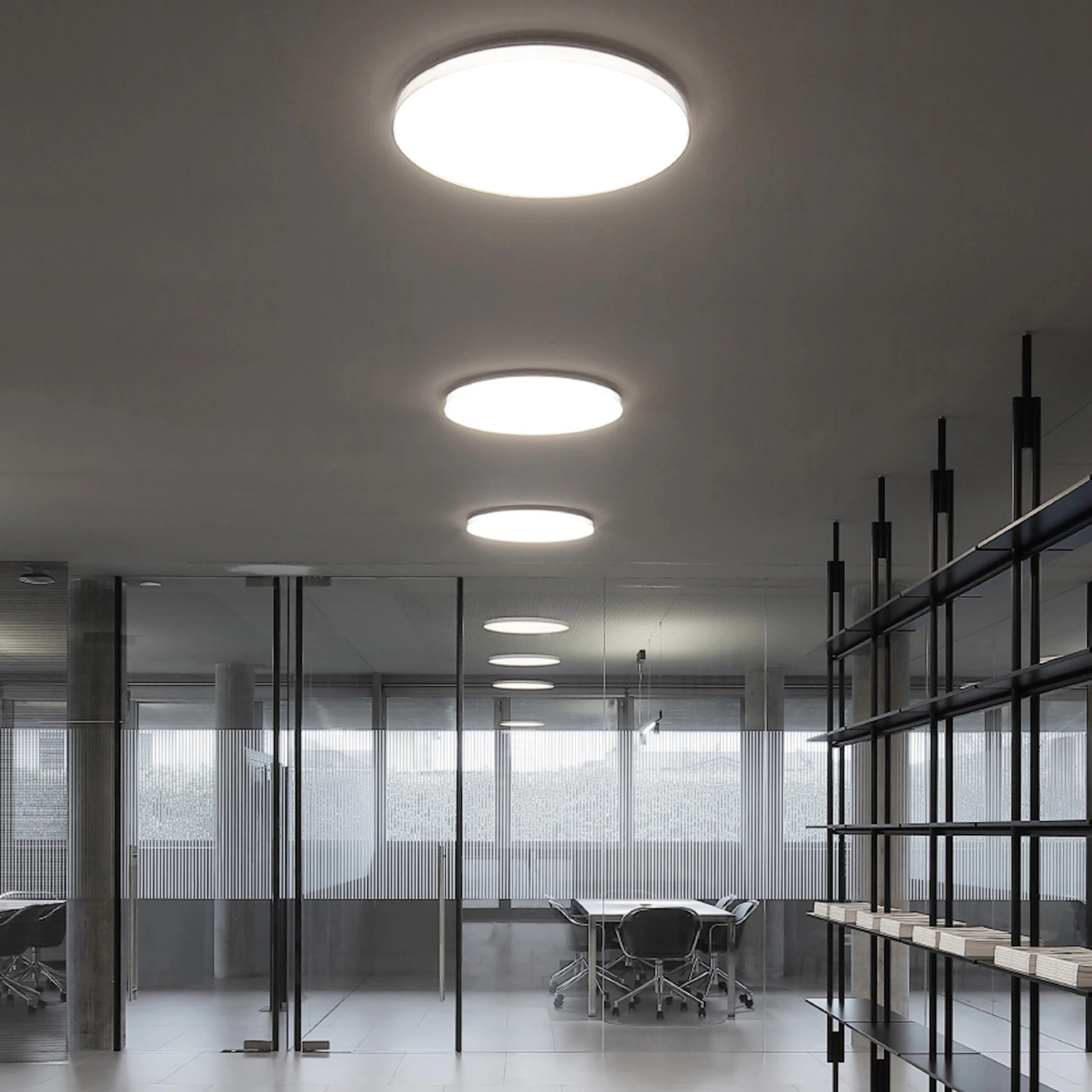 Stropná lampa CLARA s chrómovým povrchom