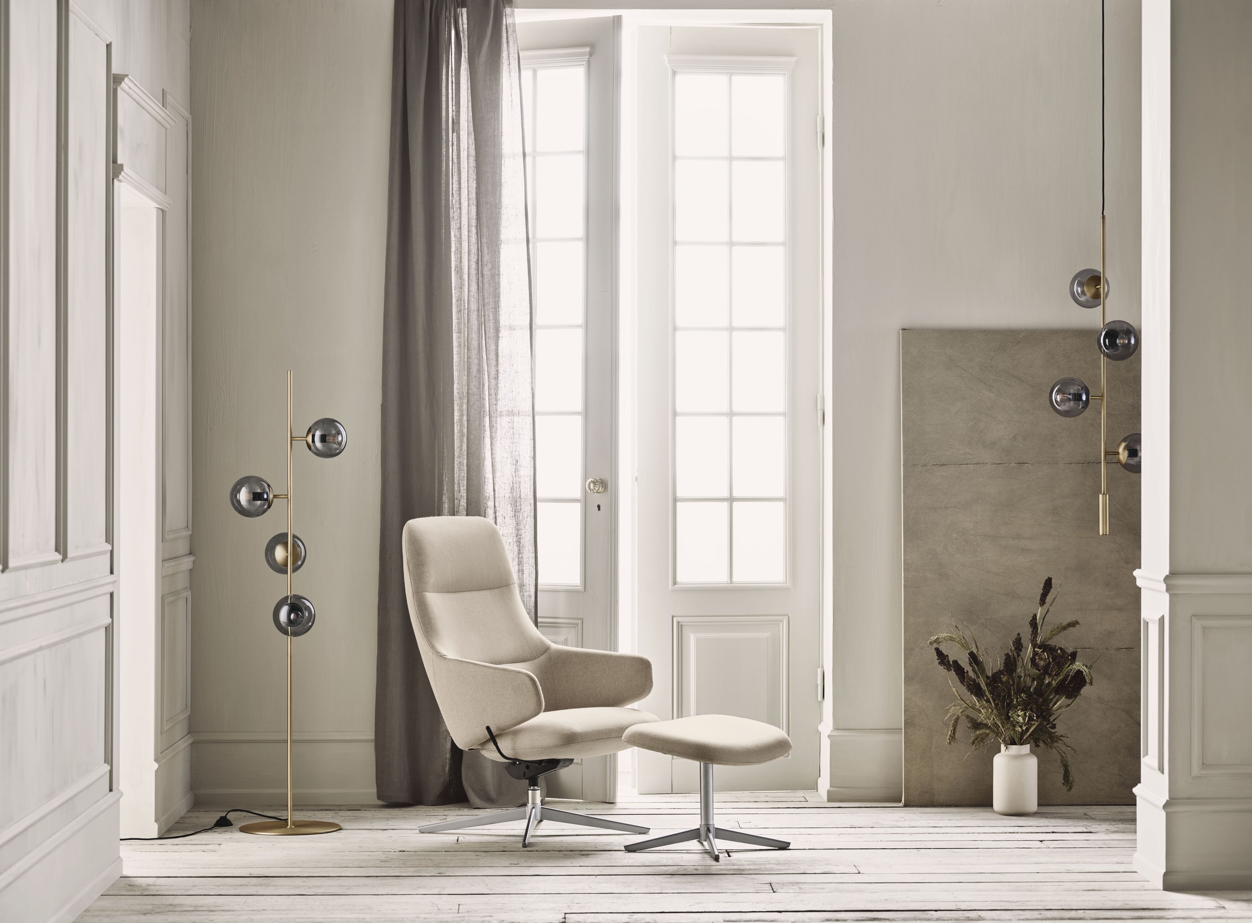 Čalúnené kreslo CLARA so železnou základňou