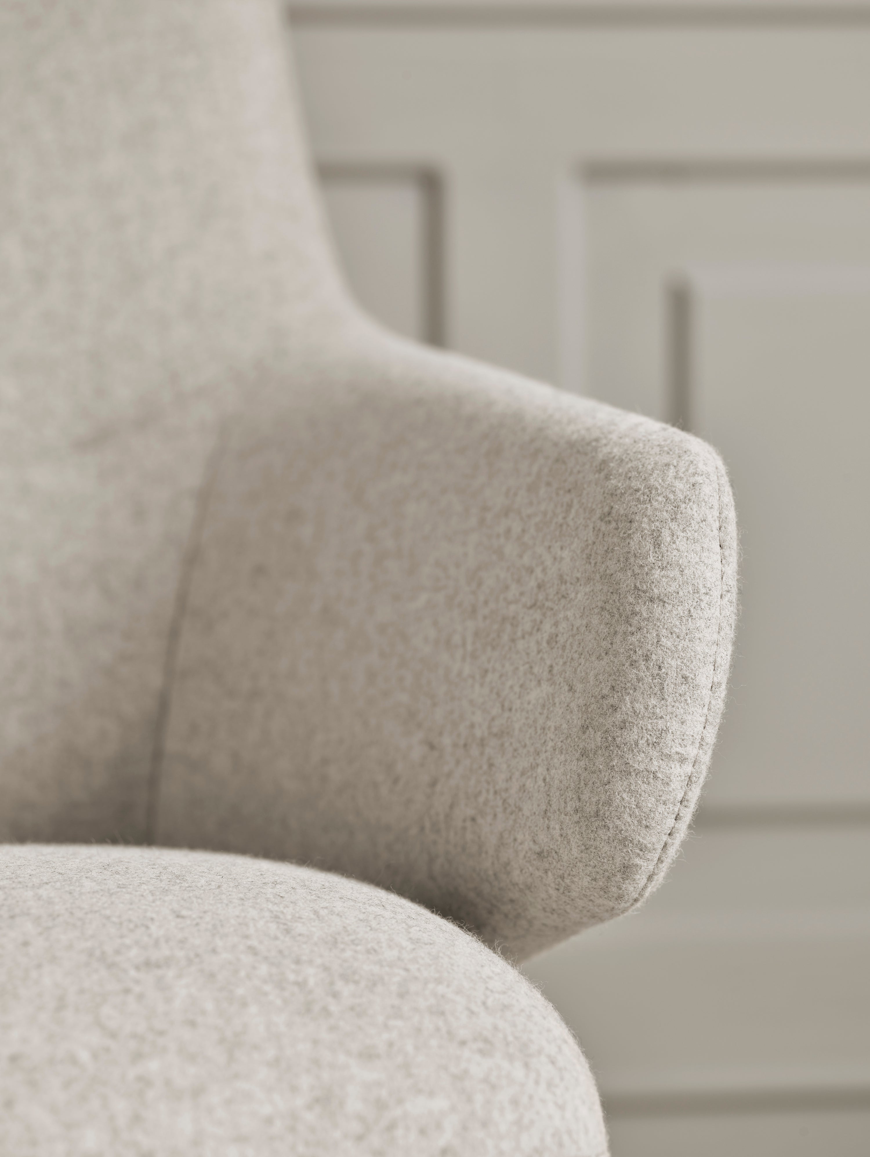 Čalúnené kreslo CLARA so železnou základňou