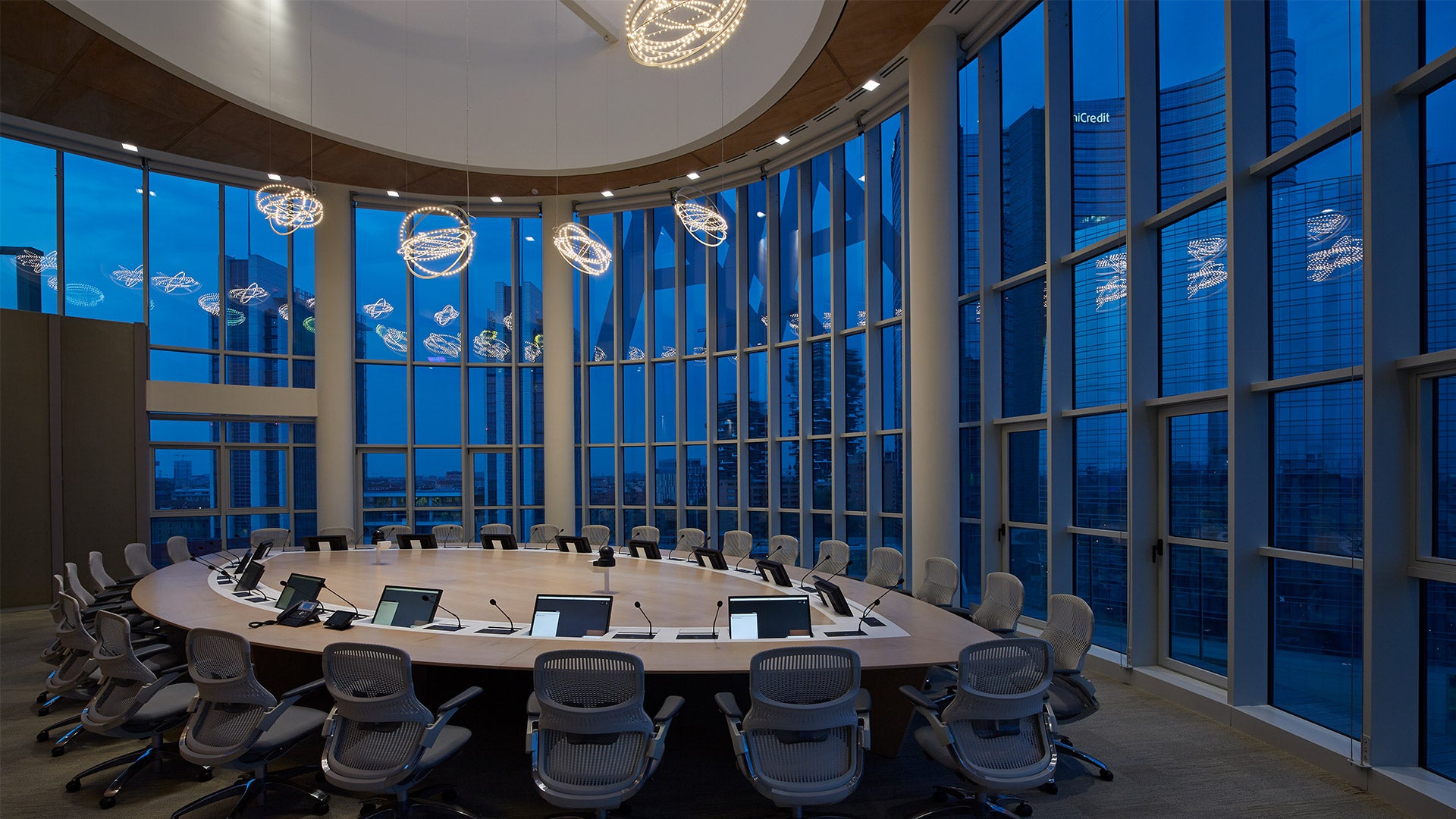 Závesná lampa COPERNICO hliníková