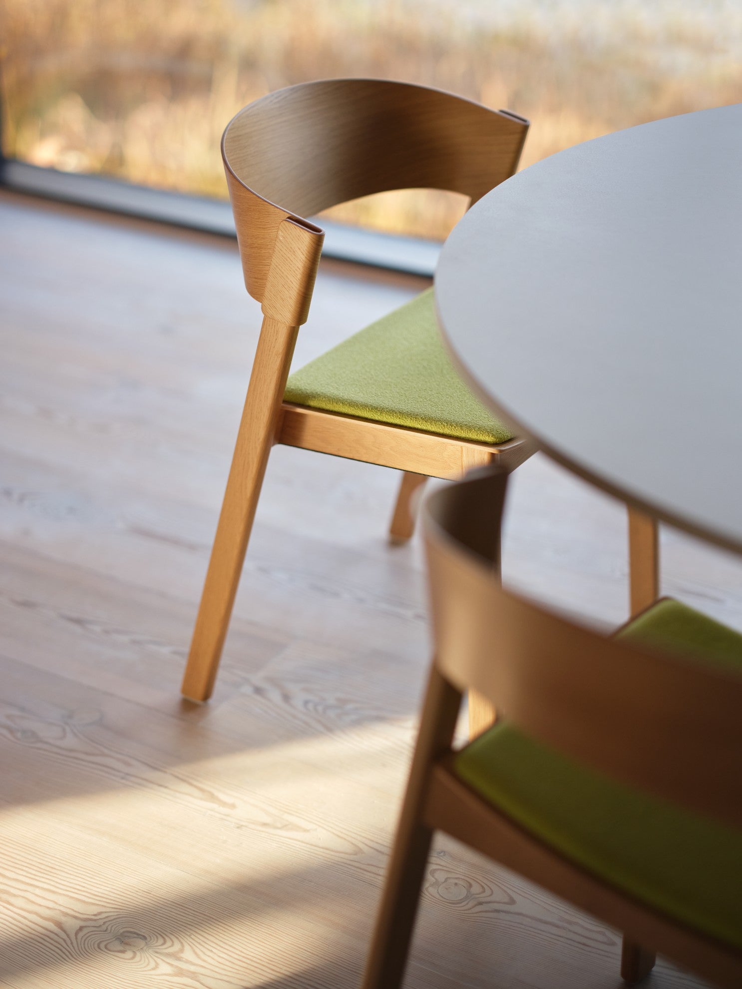 Personalizované kreslo COVER s dubovým podstavcom