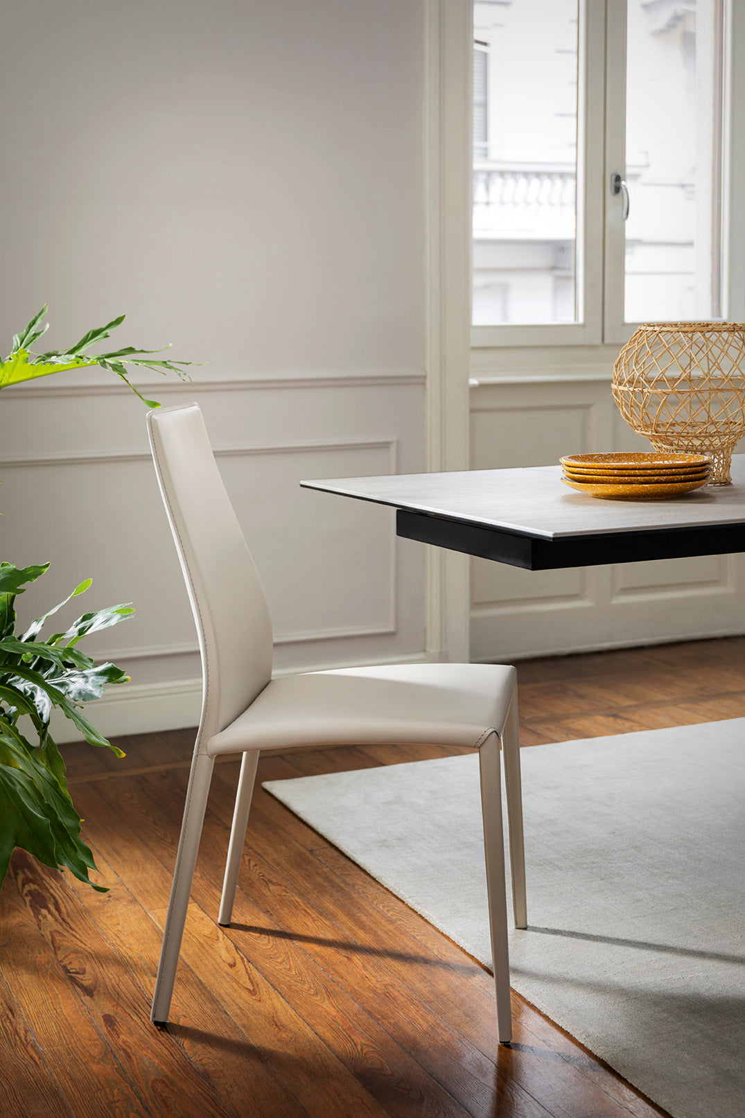 Čalúnená stolička AIDA s béžovým podstavcom