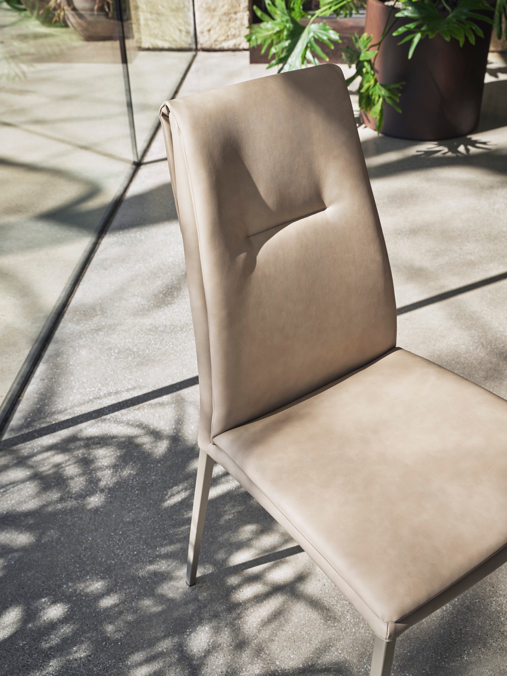 Čalúnená stolička CARMEN s čiernym podstavcom