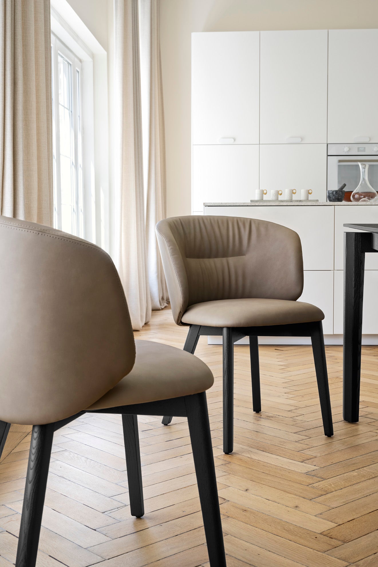 Čalúnená stolička SWEEL s čiernym dreveným podstavcom