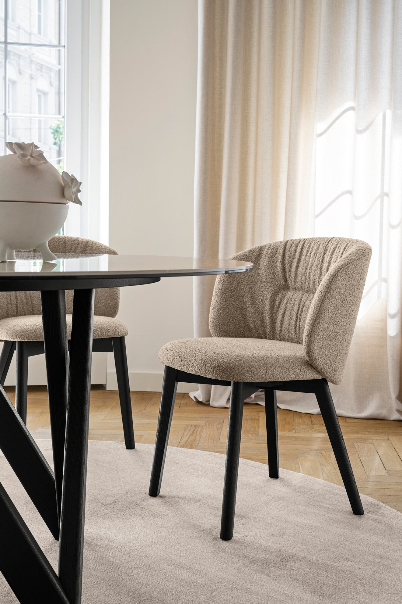 Čalúnená stolička SWEEL s tmavým dreveným podstavcom