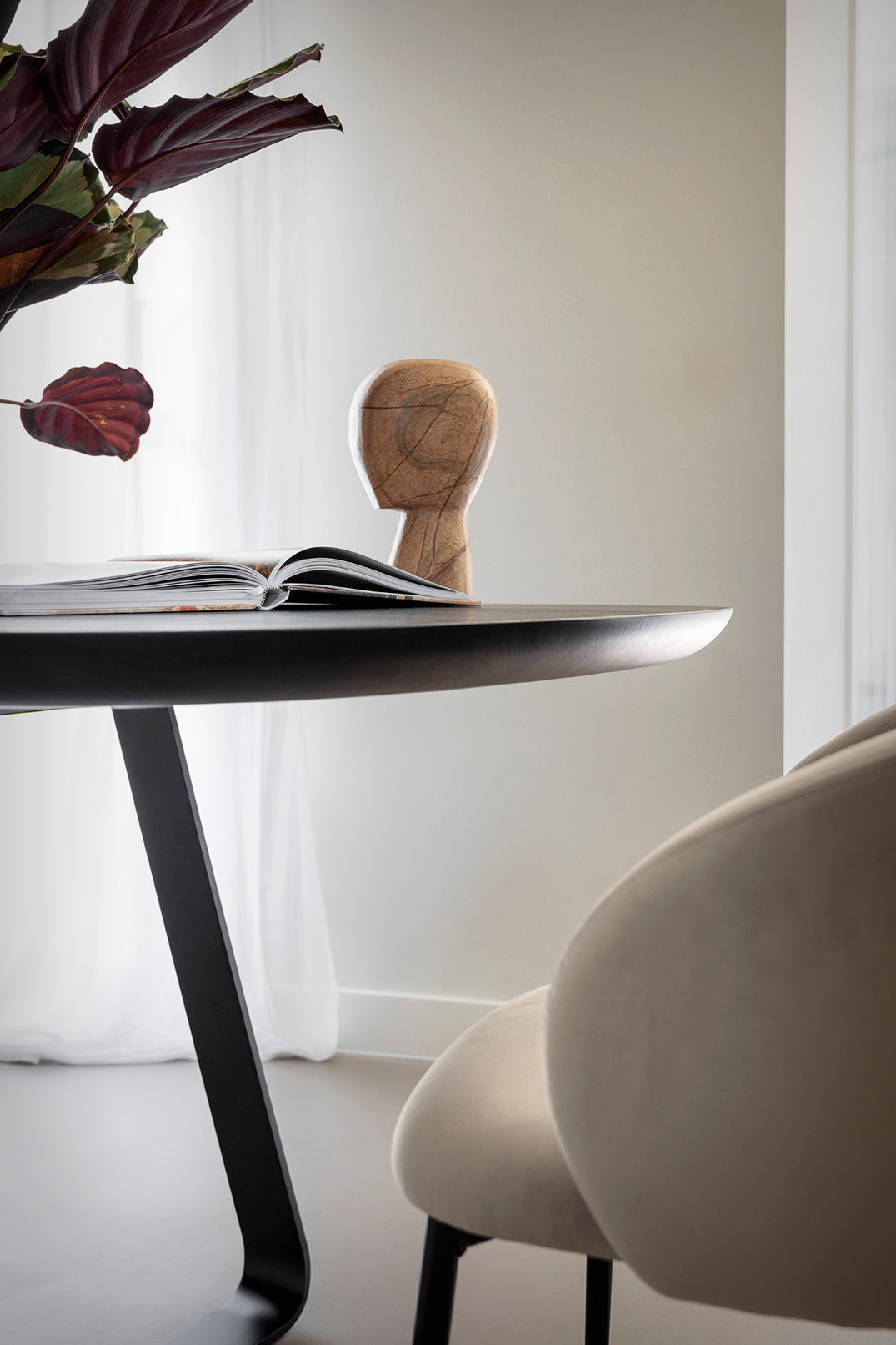 Čalúnená stolička ANIME s čiernym kovovým podstavcom