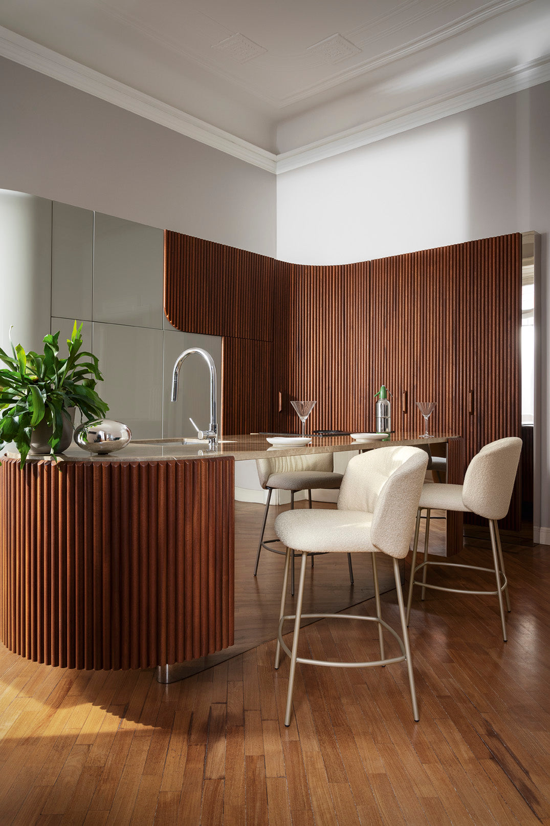 Barová stolička SWEEL čalúnená s krémovým kovovým podstavcom