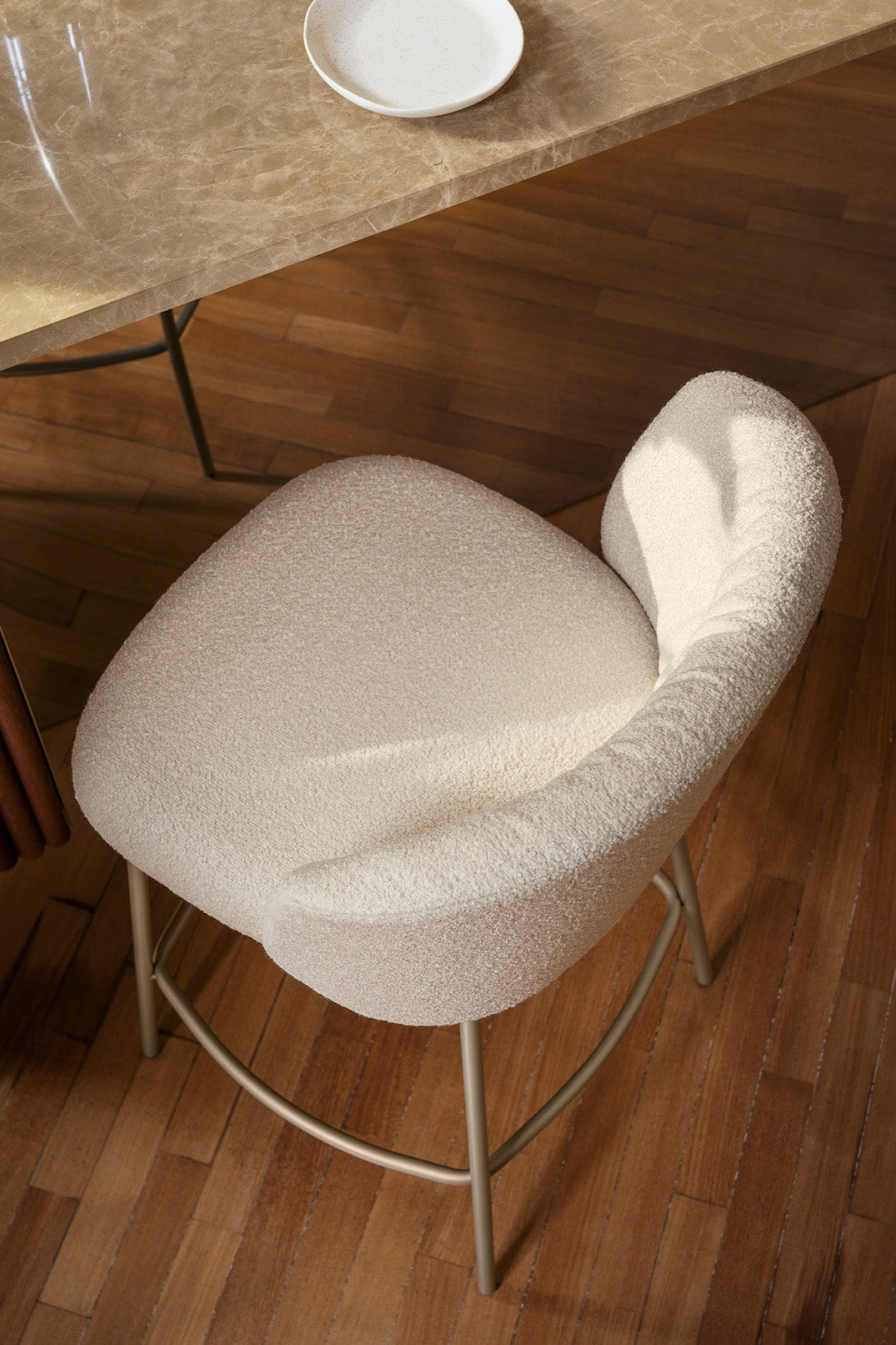 Barová stolička SWEEL čalúnená s krémovým kovovým podstavcom