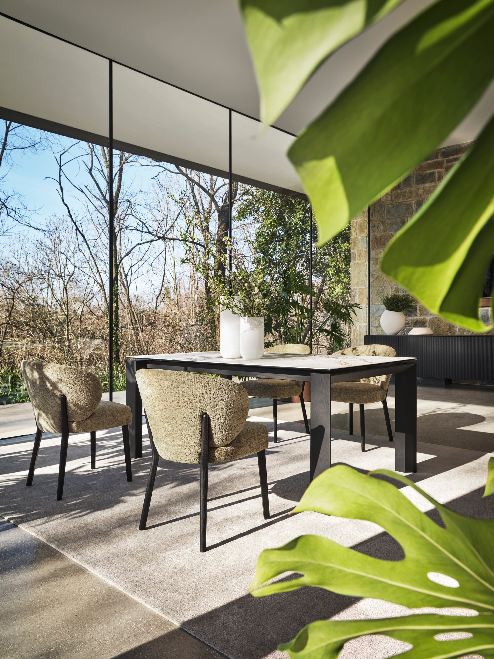 Čalúnená stolička MARA s čiernym dreveným podstavcom