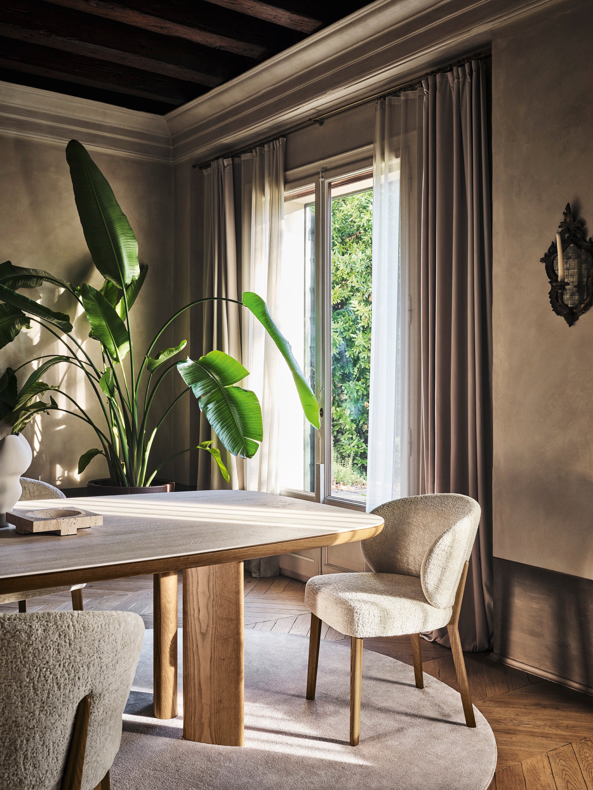 Čalúnená stolička MARA s čiernym dreveným podstavcom