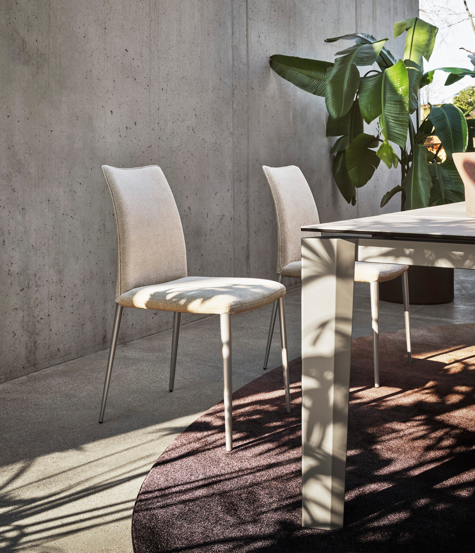 DELTA extendable table with a white top and black base