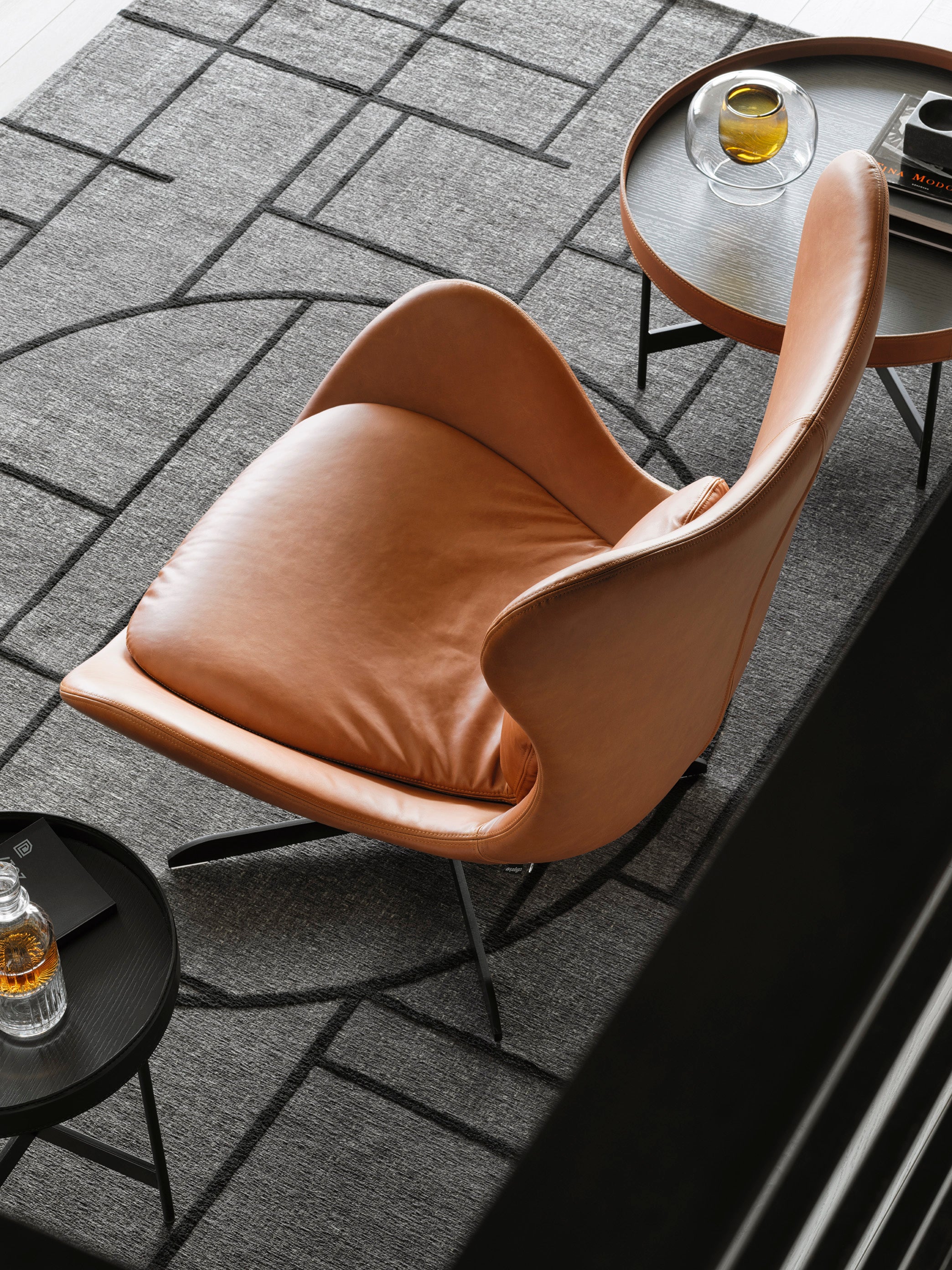 Otočný kreslo LAZY čalúnené s čiernym kovovým podstavcom