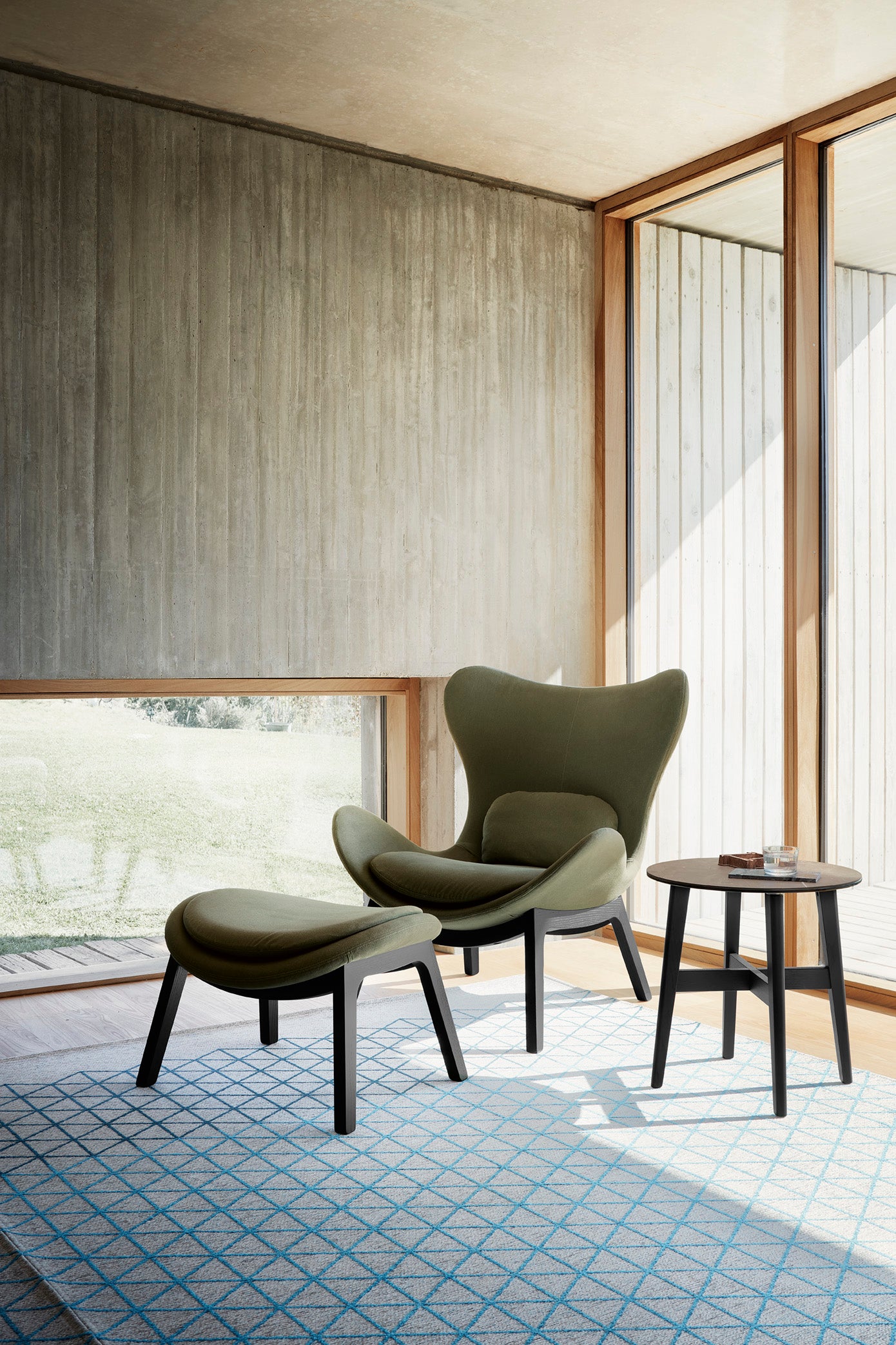 Fotel LAZY čalúnený s tmavým dreveným podstavcom