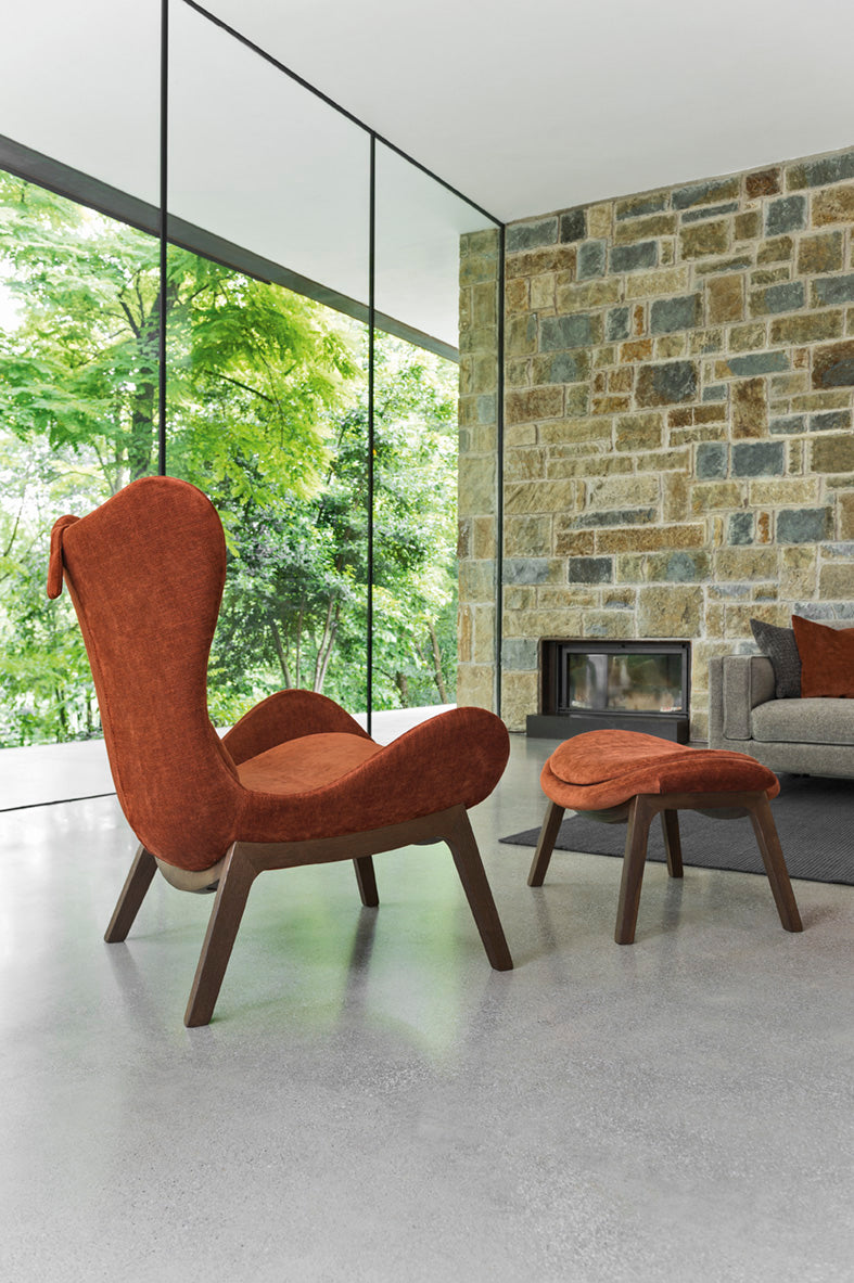 Fotel LAZY čalúnený s čiernym dreveným podstavcom