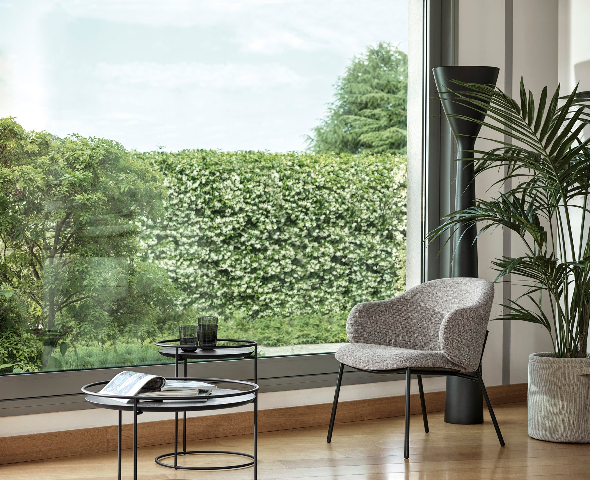 Fotel HOLLY čalúnený s čiernym podstavcom