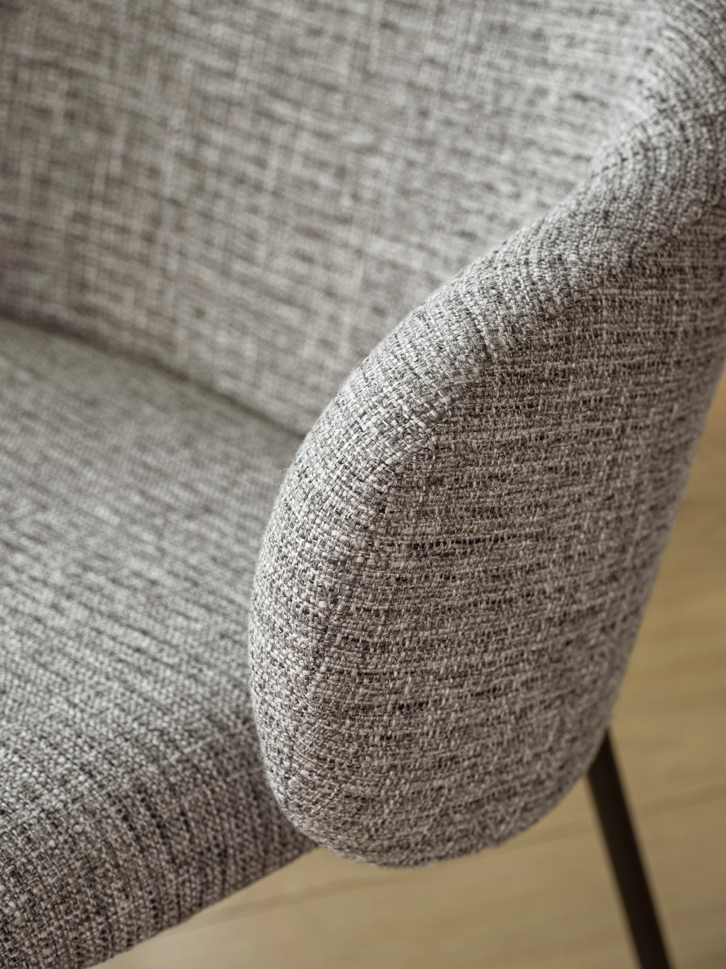 Fotel HOLLY čalúnený s čiernym podstavcom