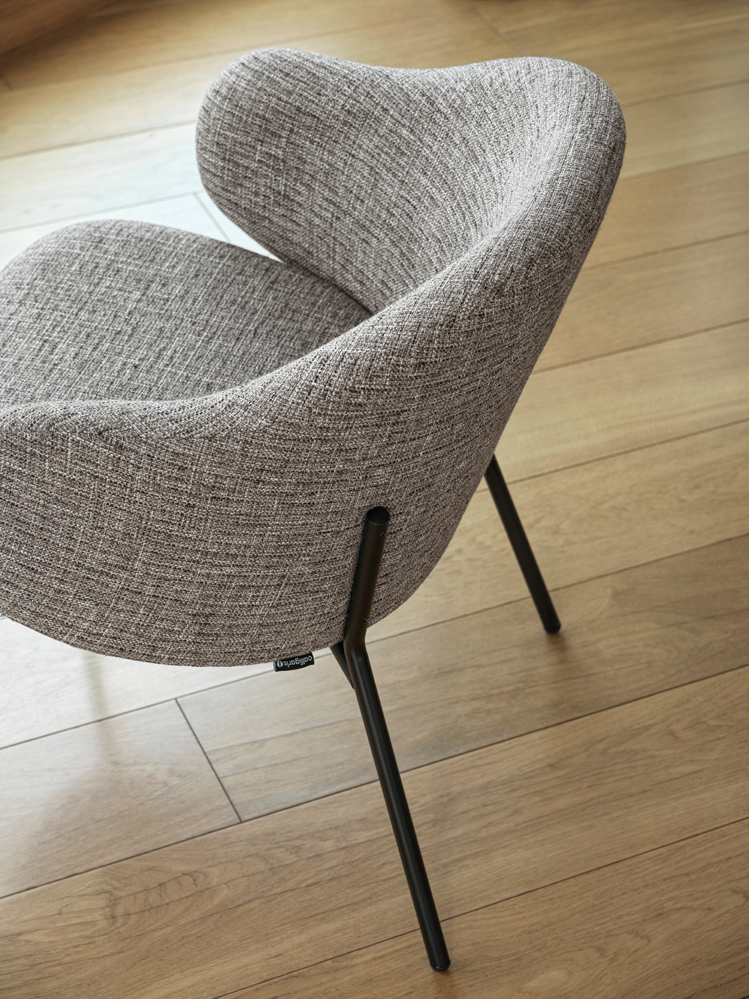 Fotel HOLLY čalúnený s čiernym podstavcom