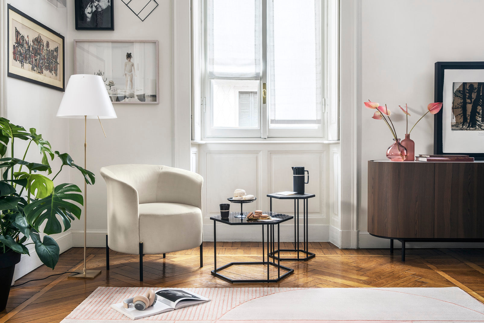 Fotel RENDEZ VOUS čalúnený s čiernym podstavcom