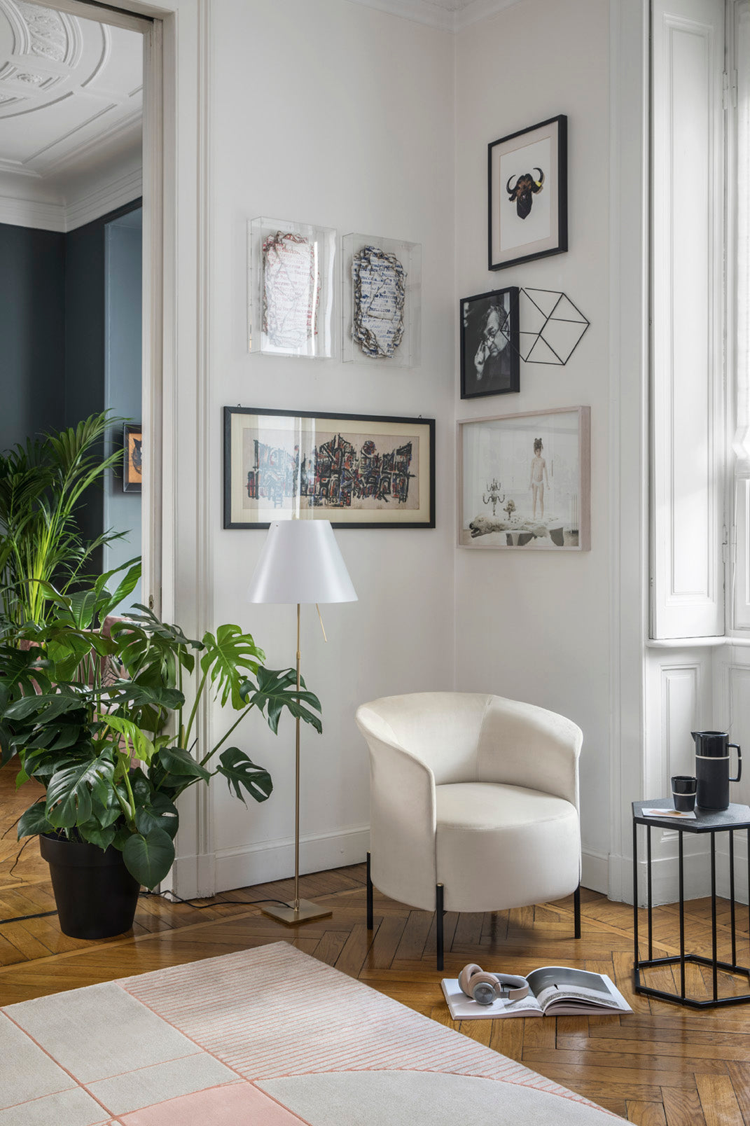 Fotel RENDEZ VOUS čalúnený s čiernym podstavcom