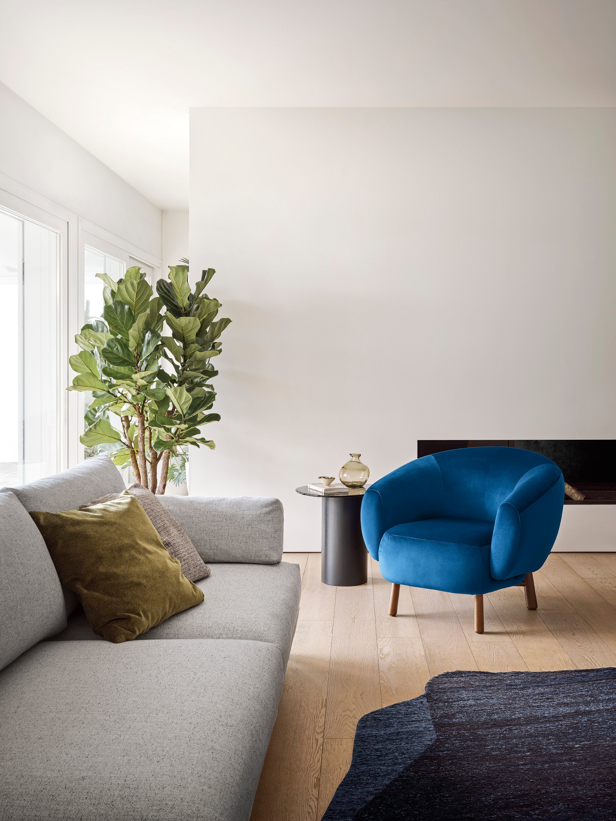 Pohovka RIO čalúnená s čiernym podstavcom