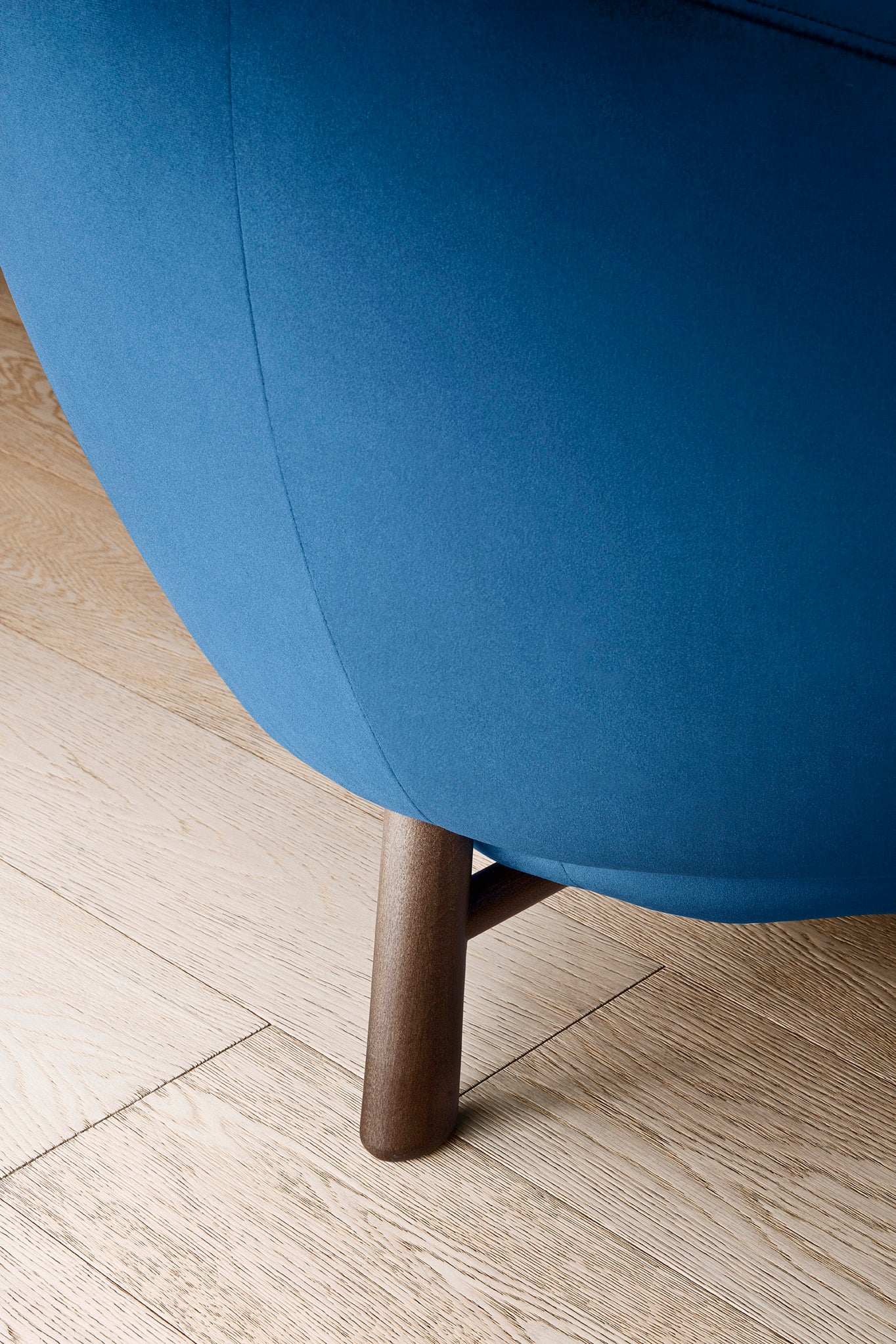 Pohovka RIO čalúnená s čiernym podstavcom