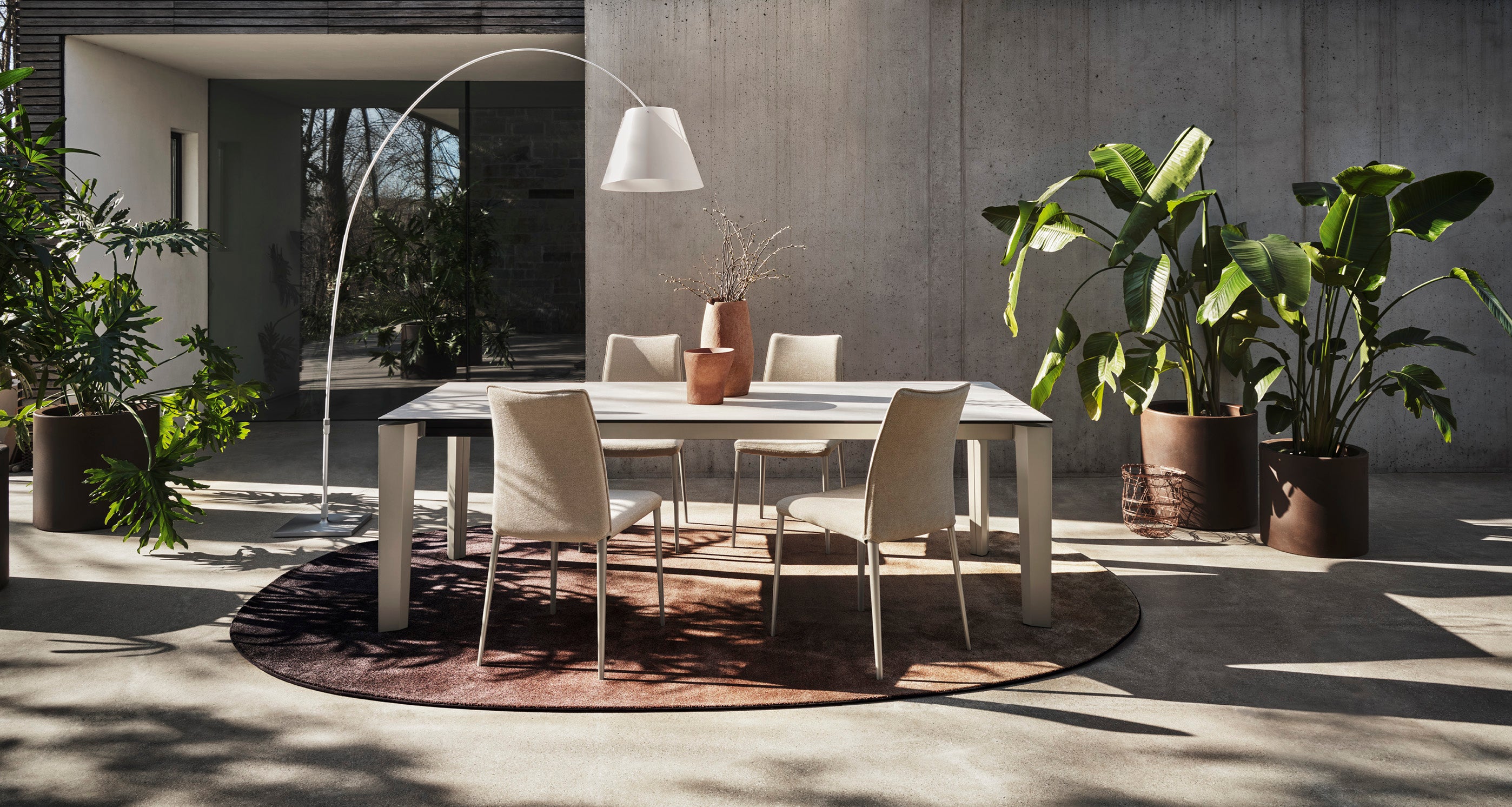 DELTA extendable table with a white top and black base