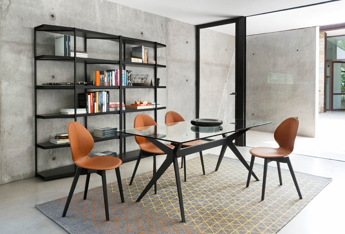 Stolička BASIL taupe s čiernym dreveným podstavcom