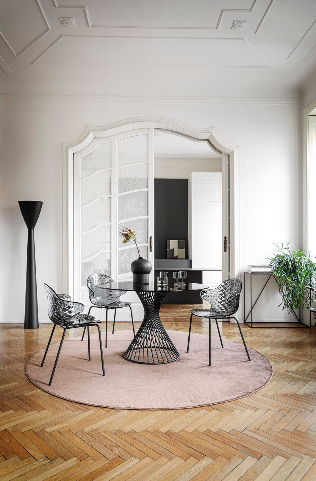 Stolička SAINT TROPEZ hnedé sedadlo so zlatým kovovým podstavcom