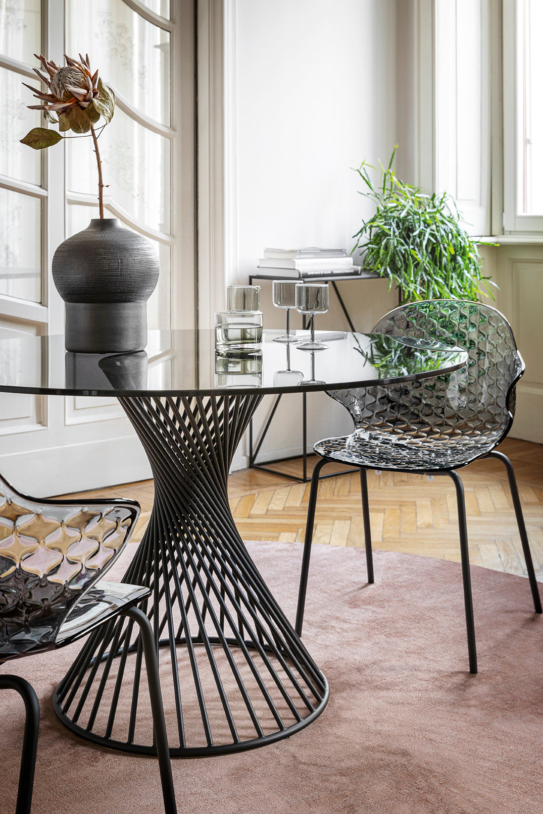 Stolička SAINT TROPEZ s ružovým sedadlom a zlatým kovovým podstavcom