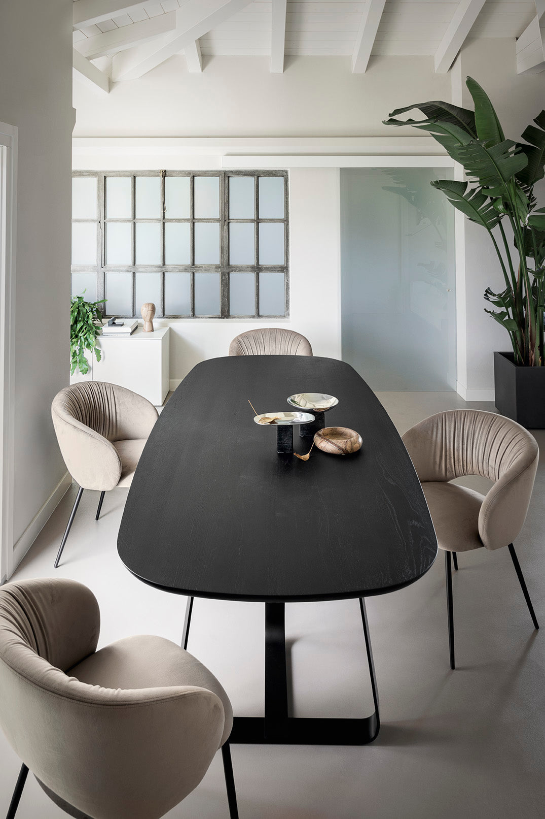 Čalúnená stolička ANIME s čiernym kovovým podstavcom