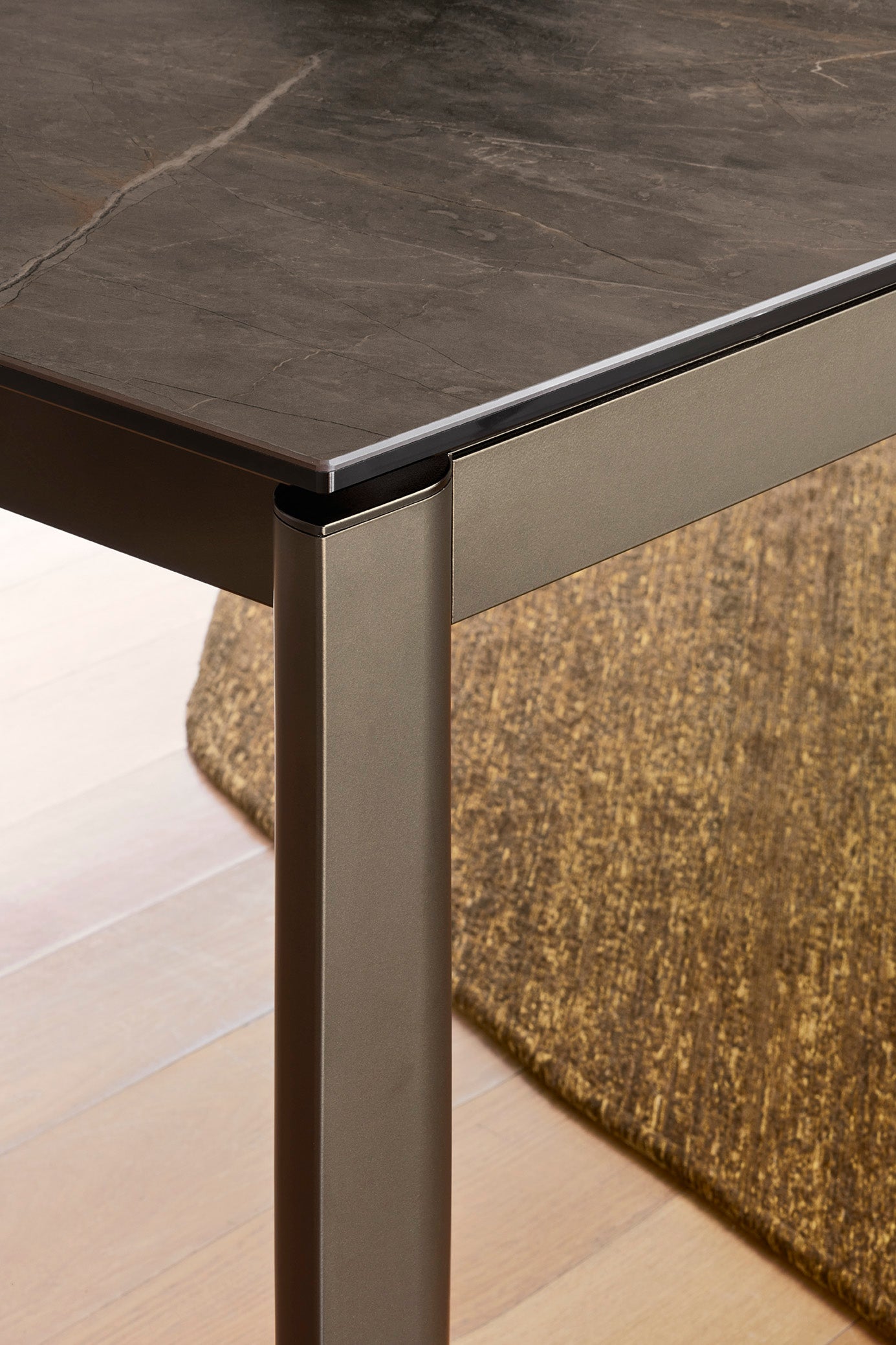 Extendable table STREAM with brown top and brown base