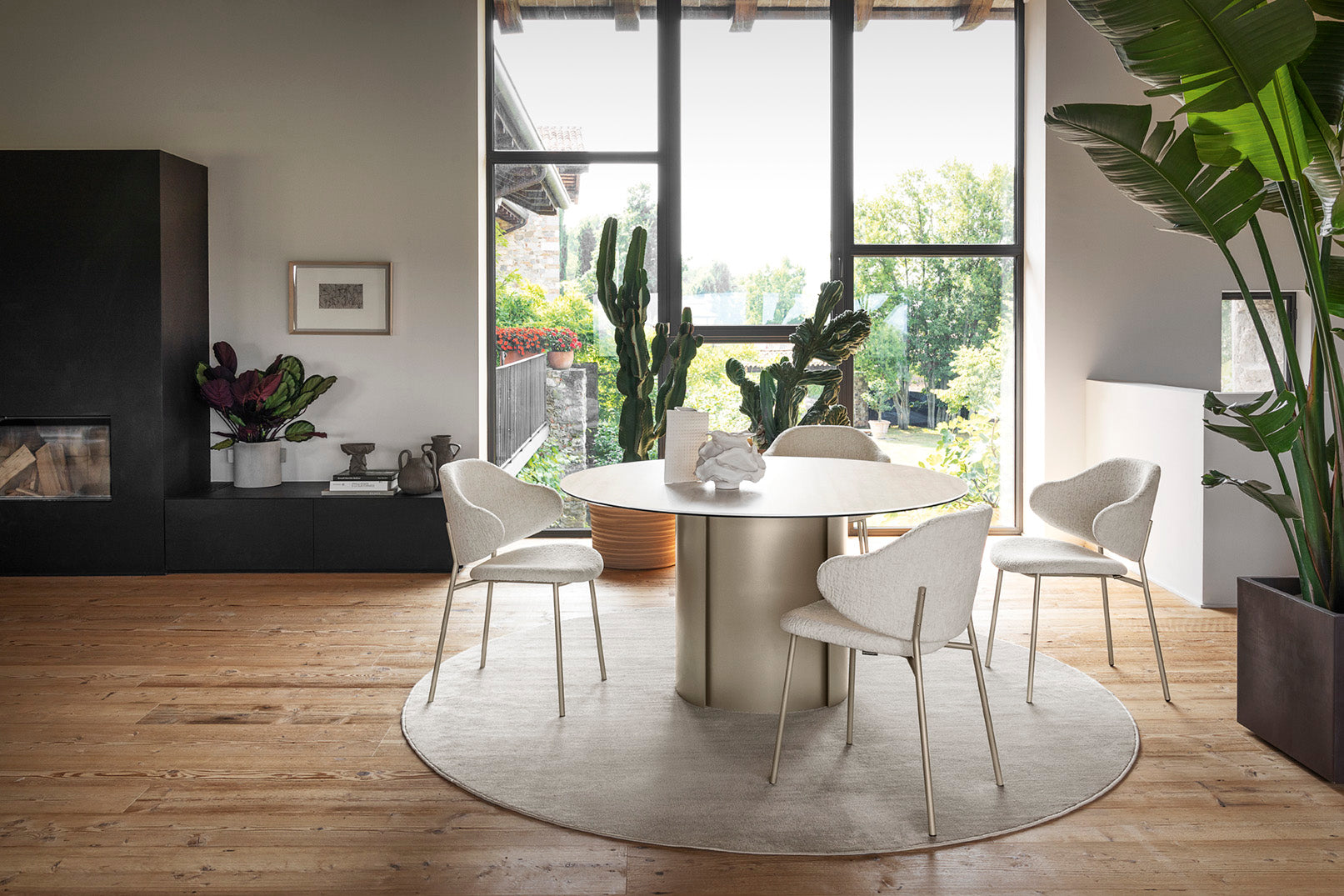 Kruhový stôl YOROI s krémovou doskou a krémovým podstavcom