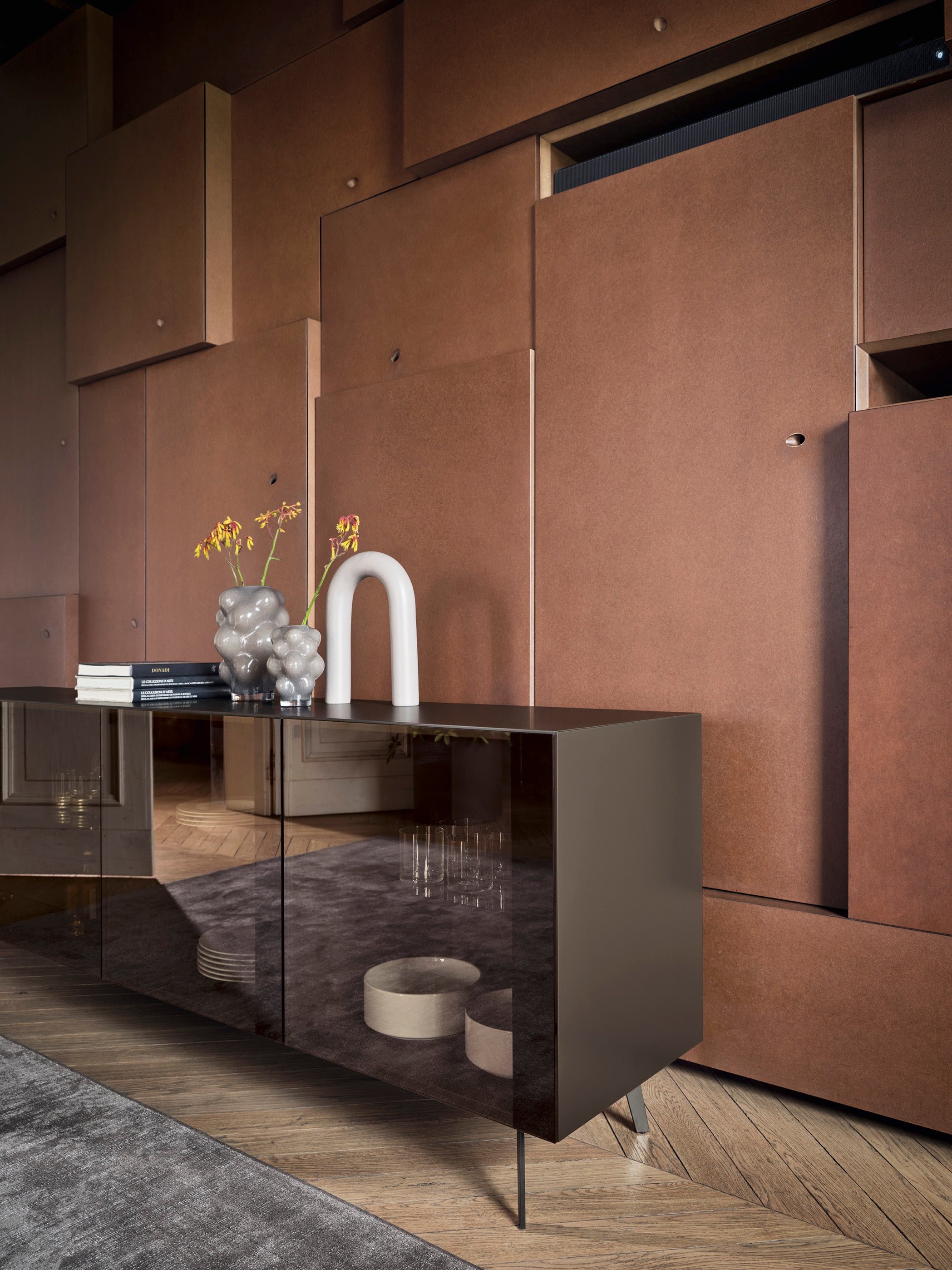 Skriňa CRYSTAL čierna s hnedým sklom