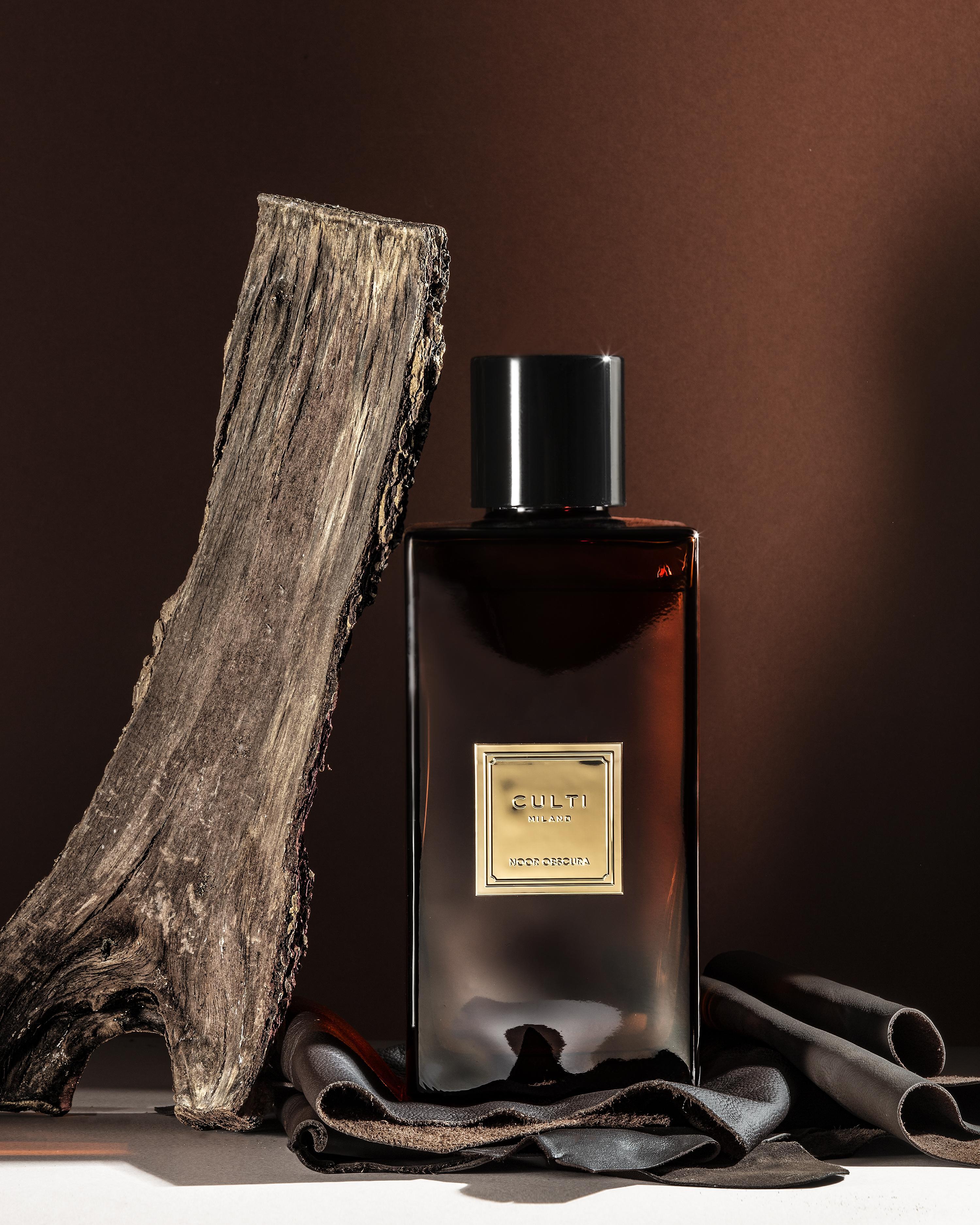 NOOR OBSCURA Scent Diffuser with notes of dates, incense, Virginian cedar, oud, and guaiac wood.