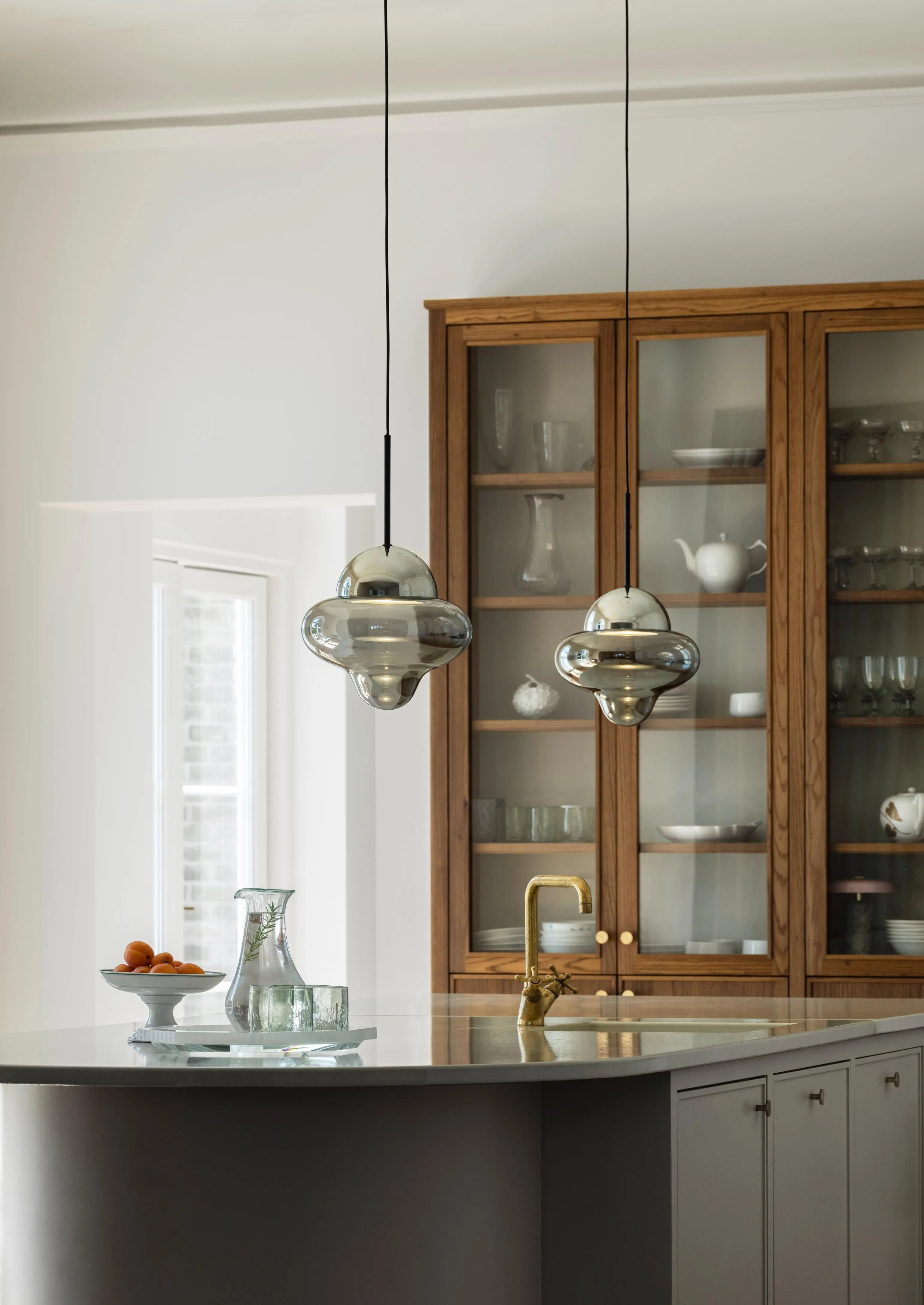 Lampa wisząca NUTTY szkło dymione ze srebrnym wykończeniem – Design By Us