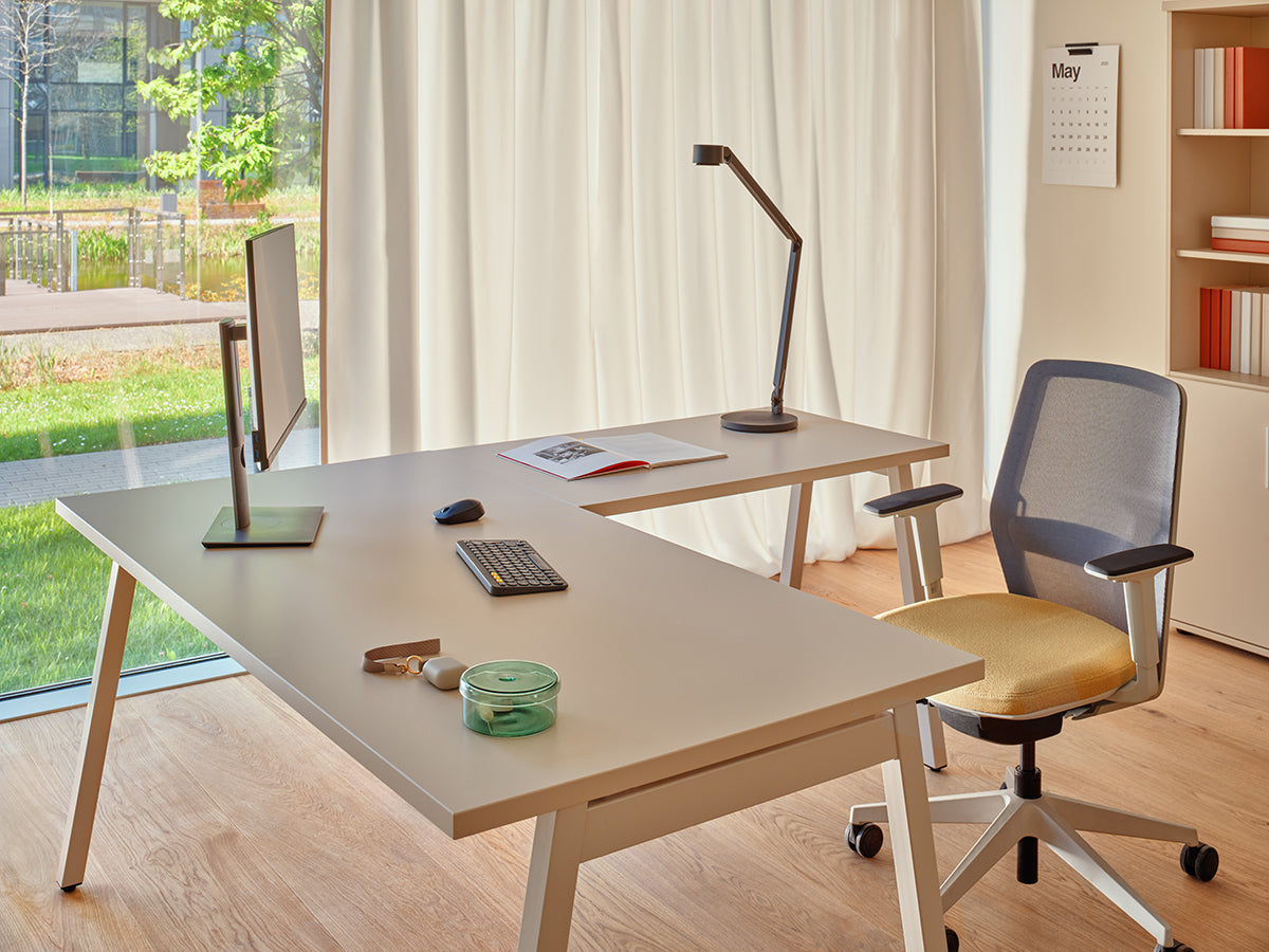 Kreslo s perforovaným operadlom EVO s nastaviteľným podstavcom na kolieskach pre tvrdé povrchy