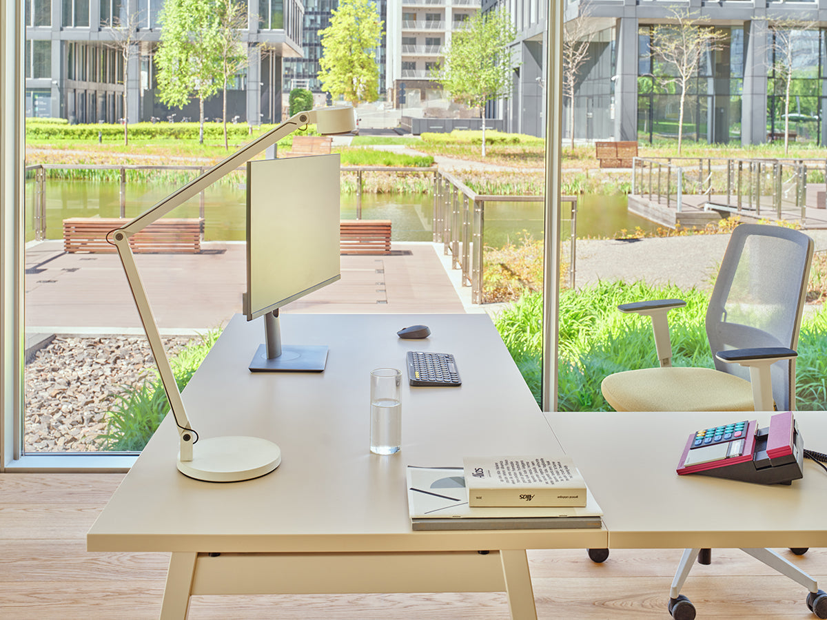 Kreslo s perforovaným operadlom EVO s nastaviteľným podstavcom na kolieskach pre tvrdé povrchy