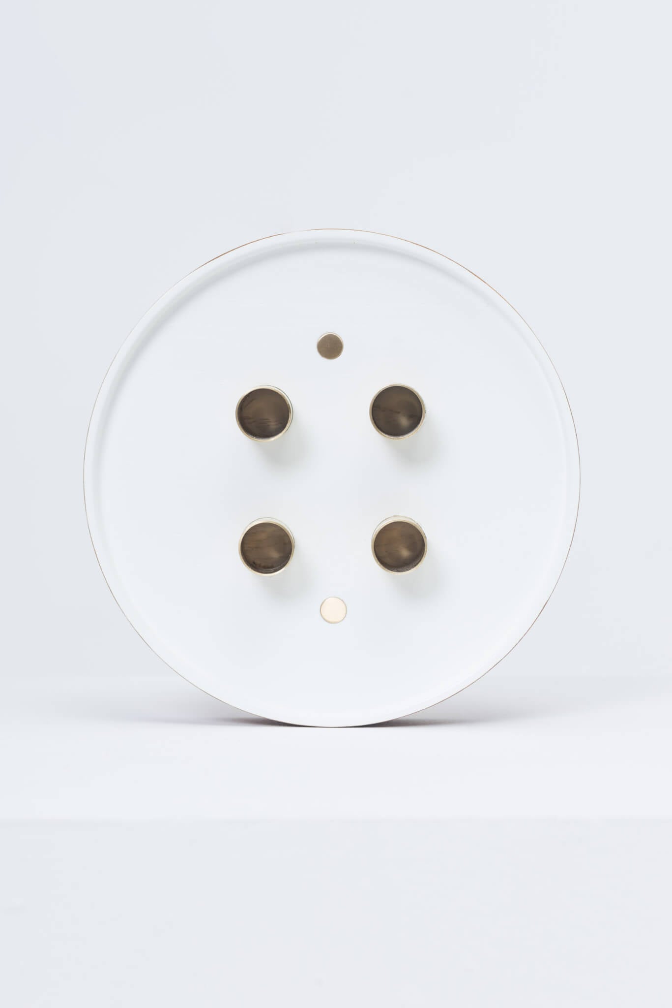 Svietnik OSVETLENIE 4 biely s mosadzou