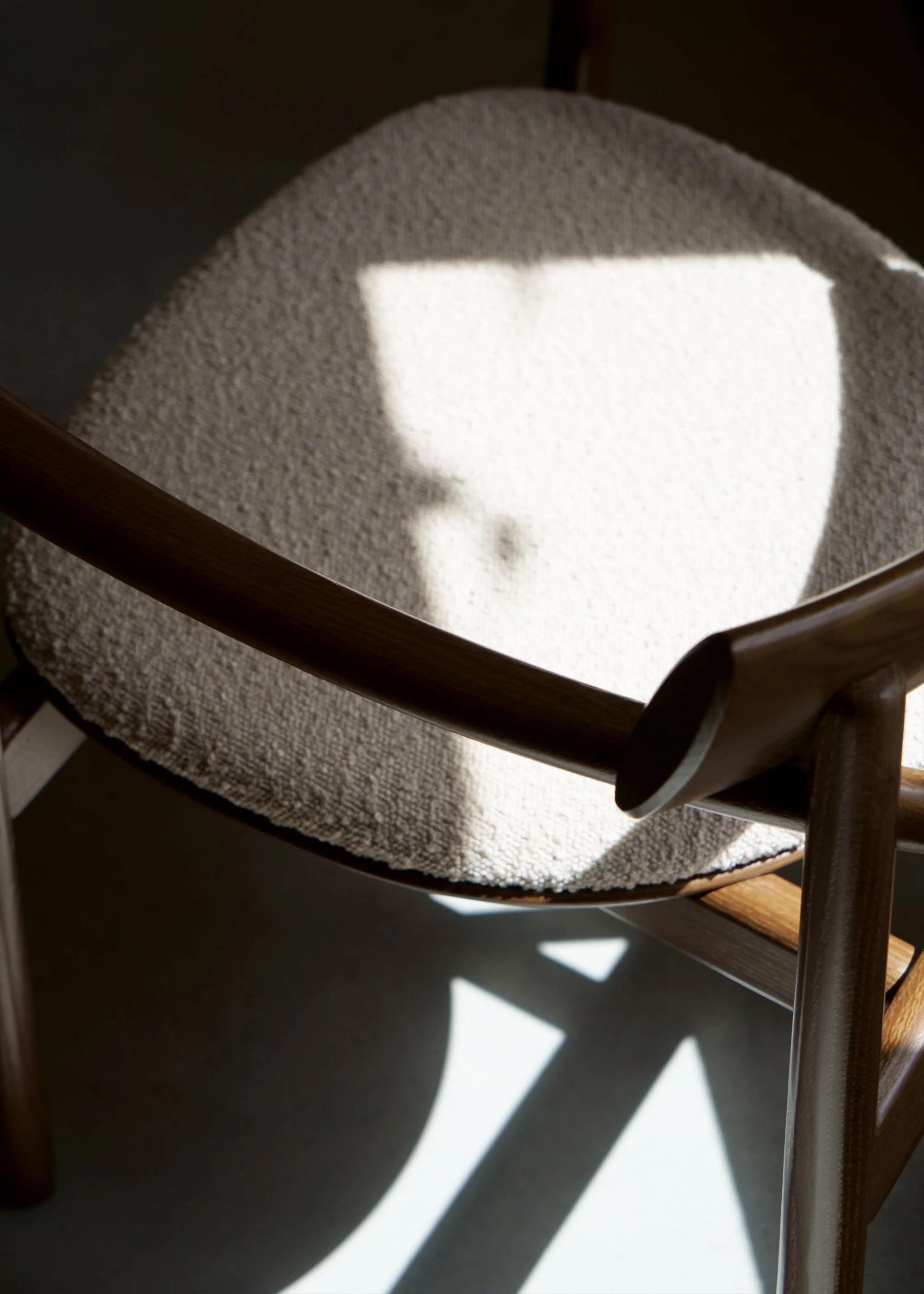 ELIPSA SOFT Chair dark oak wood with sandy bouclé