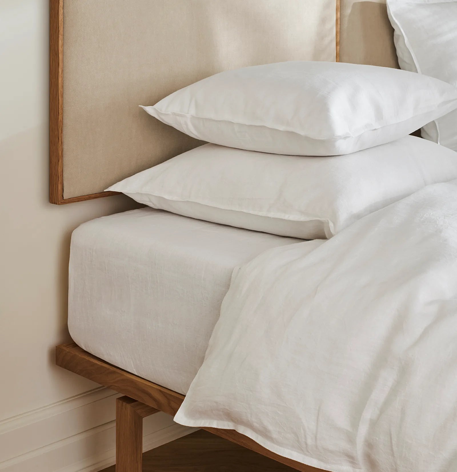 Čalúnený vankúš ELTON z bieleného dubového dreva