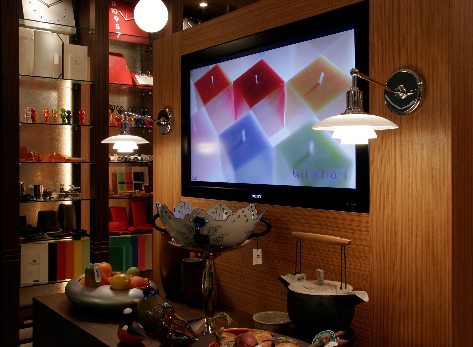 Nástenná lampa PH 2/1 biela s chrómovým podstavcom