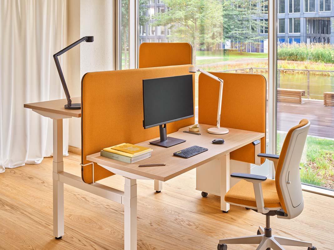 Kreslo s čalúneným operadlom EVO s nastaviteľným podstavcom na kolieskach pre mäkké povrchy