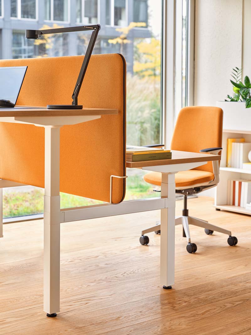 Kreslo s čalúneným operadlom EVO s nastaviteľným podstavcom na kolieskach pre mäkké povrchy