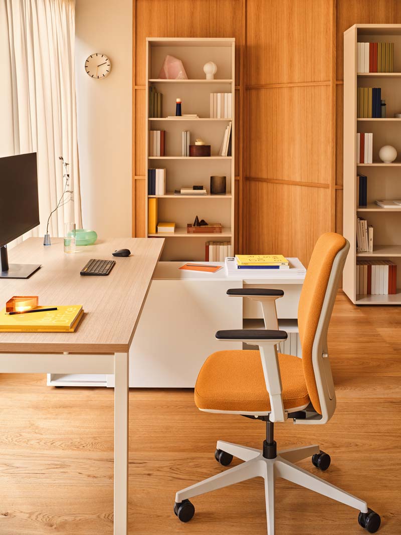 Kreslo s čalúneným operadlom EVO s nastaviteľným podstavcom na kolieskach pre mäkké povrchy