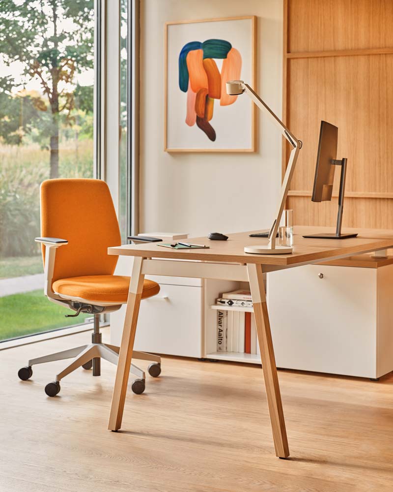 Kreslo s čalúneným operadlom EVO s nastaviteľným podstavcom na kolieskach pre mäkké povrchy