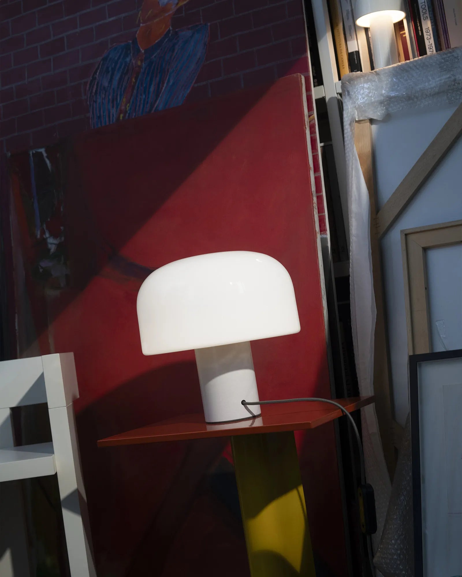 Stolná lampa BELLHOP T biela