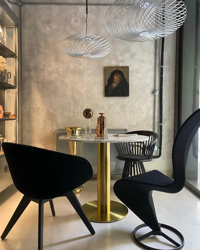 Kruhový stôl TUBE biely mramor s mosadznou základňou