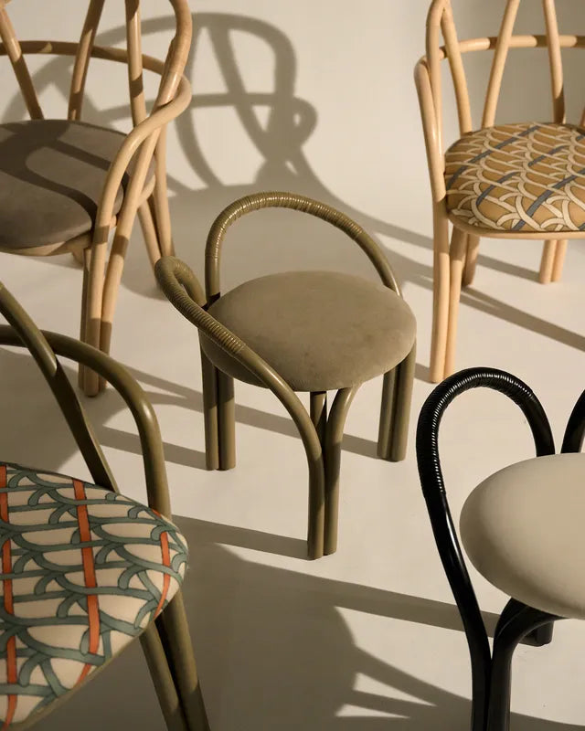 Čalúnená stolička BISTRA s ratanovým ebenovým podstavcom