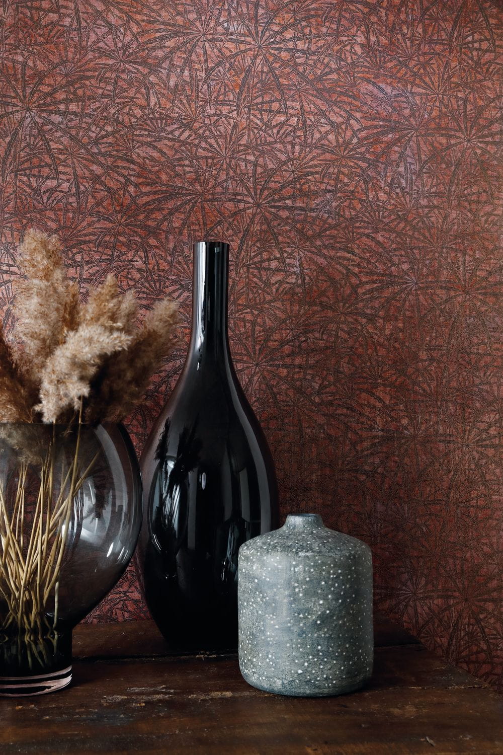 Structural wallpaper with a palm leaf plant motif PALMYRE - TERRACOTTA